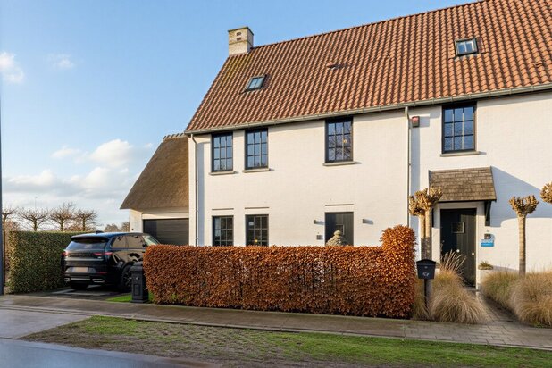 Recente, perfect afgewerkte, halfopen ruime Knokse Villa 