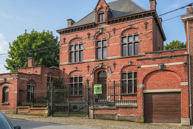 Prestigieus herenhuis met opmerkelijke volumes