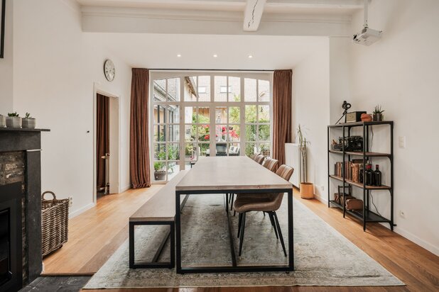 Résidence/bureau avec une construction neuve et un jardin unique.