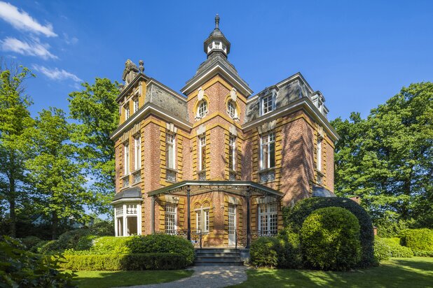 Kasteelvilla met Koetshuis / Kantoren te Hoogboom