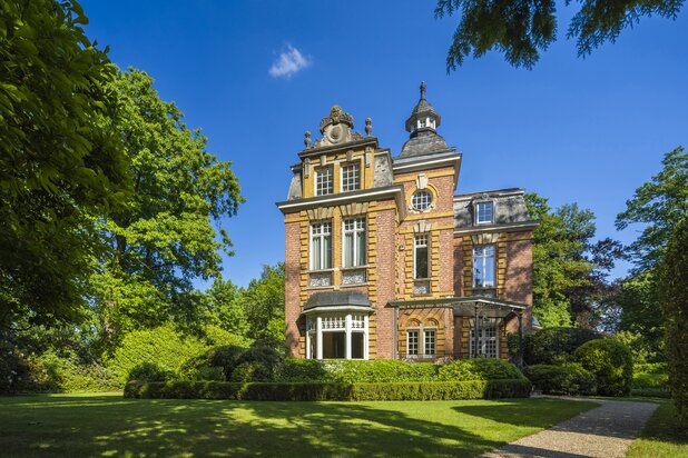 Kasteelvilla met Koetshuis / Kantoren te Hoogboom