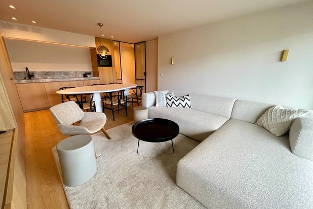 Prachtig afgewerkt, gemeubeld twee slaapkamer appartement heel goed gelegen op de Kustlaan.