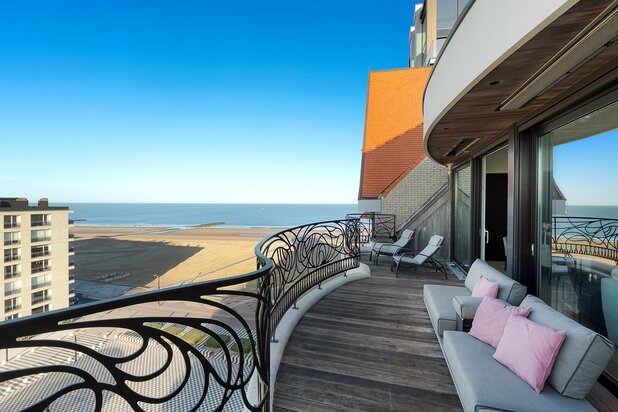 Uitzonderlijke penthouse met een gevelbreedte van 12m en panoramisch zeezicht in de standingvolle residentie Plaza op het Albertplein.