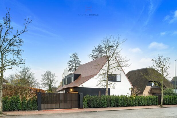 Subliem en smaakvol gerenoveerde villa op ca. 931 m2 terrein, gelegen in een rustige vilawijk nabij het centrum van Knokke.