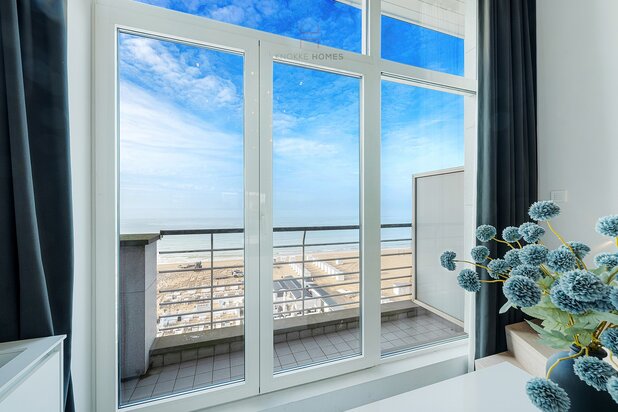 Mooie duplex-mezzanine met frontaal zeezicht en zuidgericht terras.