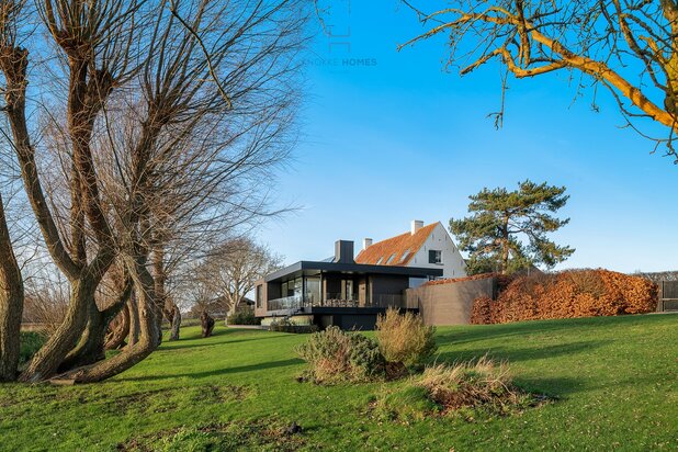 Uitzonderlijke, volledig gerenoveerde hoeve met moderne architectuur, zwembad en panoramisch zicht nabij het Zoute