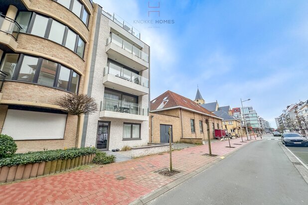 Gemeubeld en gestoffeerd gelijkvloers appartement met private tuin.
