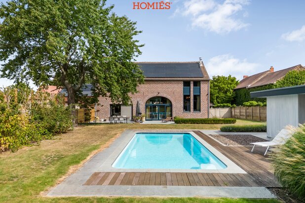 Karaktervolle hoeve met grote tuin en zwembad