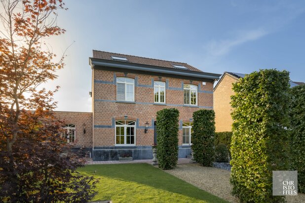 Charming, fully renovated villa on 1,000 m² with 4 bedrooms and 2 bathrooms.