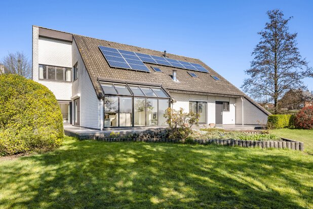 Villa met 4 slk, dubbele garage en prachtige tuin te Lier