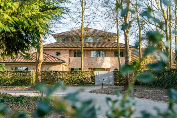 Riante villa met binnenzwembad op een uitzonderlijk domein van 6.426 m²
