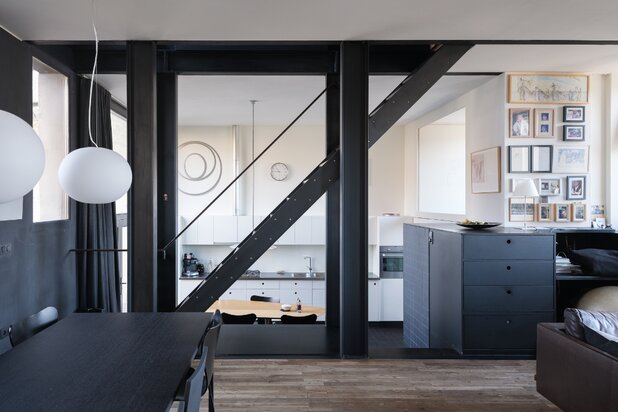 A distinctive home that stands out for its architecture, sense of space and unique garden.