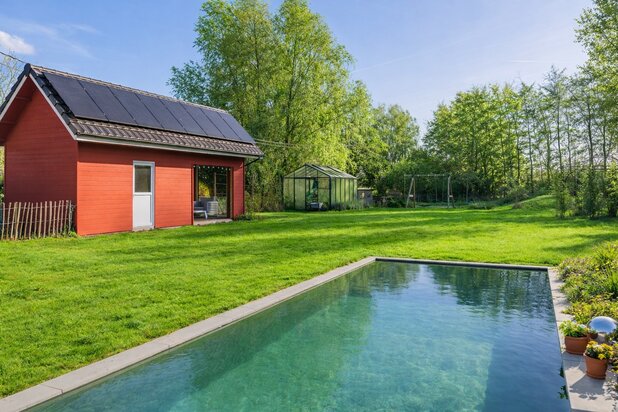 Villa passive d'inspiration scandinave avec jardin naturel et finitions innovantes haut de gamme