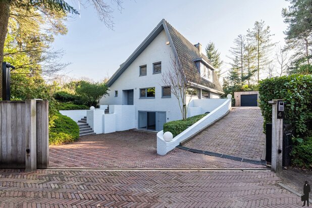 In de Meerse bergen treffen we op een ruim perceel van ca. 2.735m² deze knappe, lichtrijke villa