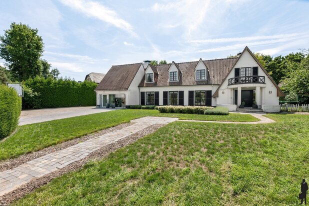 Ruim landhuis met 4 à 5 SLK en zwembad te Keerbergen.