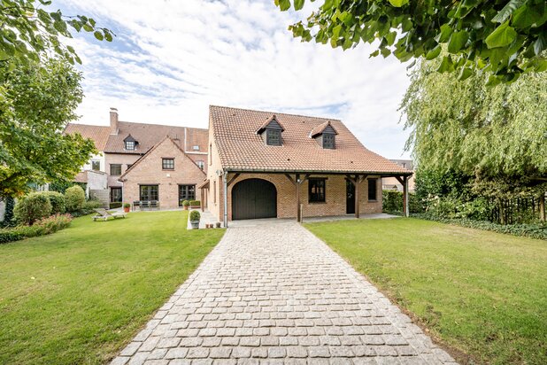Charmante herenwoning met uitweg achteraan (3 garages). 