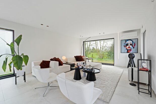 Luxueus gerenoveerde bungalow op 2878 vierkante meter