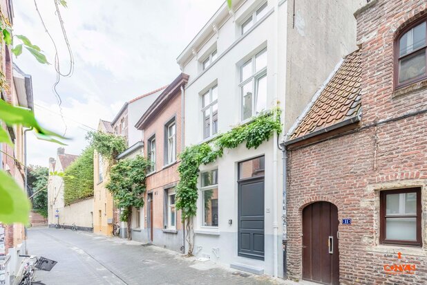 Totaal gerenoveerde stadswoning met zonnig terras en drie slaapkamers