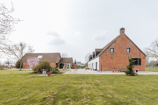 Uniek landgoed met hoeve, atelier, gastenverblijf en stallen