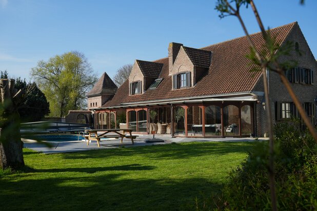 Superb property set on 2,011m² with swimming pool