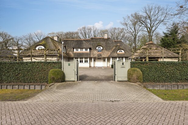 Rietgedekte villa op 2.000 m² met zwembad
