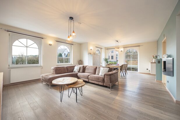 INSTAPKLARE, RIANTE GEZINSWONING MET 5 SLAAPKAMERS,  RUIMTE VOOR VRIJ BEROEP, INPANDIGE GARAGE IN KELDER EN GUNSTIG EPC OP PERCEEL VAN 11A30CA TE OUDSBERGEN