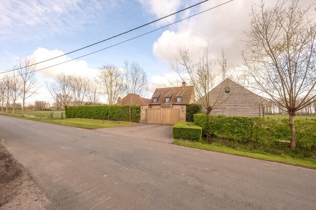 Villa met stalling voor 7 paarden op 20.538m²