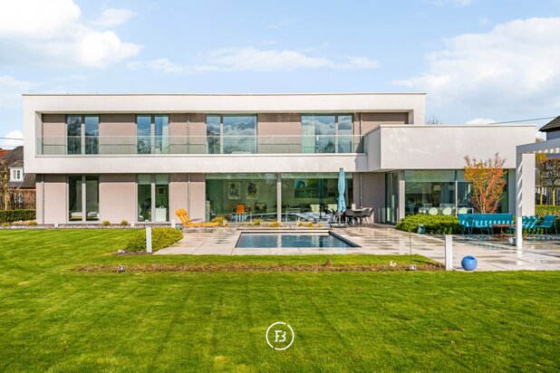 Moderne villa met zwembad en ultiem wooncomfort