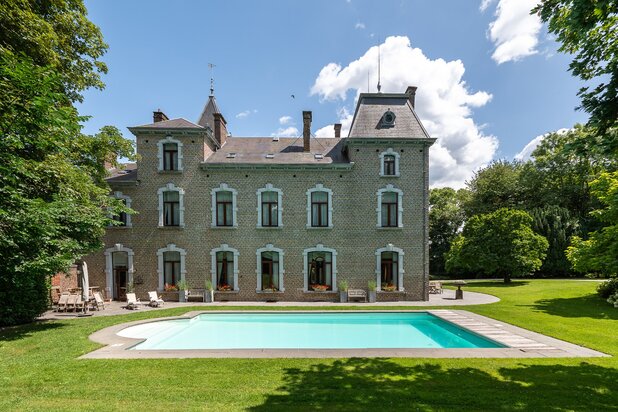 Lodelinsart - 19e-eeuws kasteel met park van 1,5 ha, zwembad en bijgebouwen