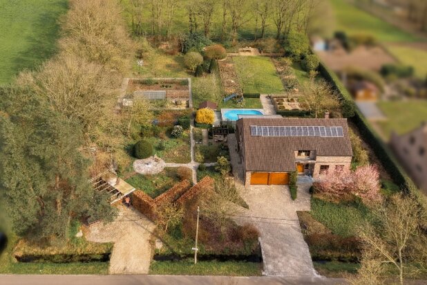 Ruime villa van 302m² op 36 are met zwembad en volledige onderkeldering