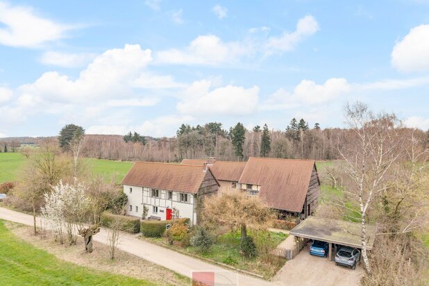 Een zeer karaktervol woonerf van maar liefst 3996 m² met bijzondere uitstraling, bestaande uit een prachtige hoofdwoning (voormalige schuur en stallen) en een charmant vakwerkhuis.