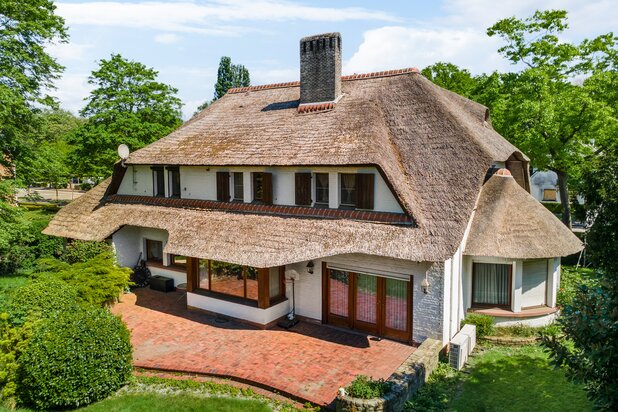 Karaktervolle rietgedekte villa op 1.120m² met 5 slaapkamers