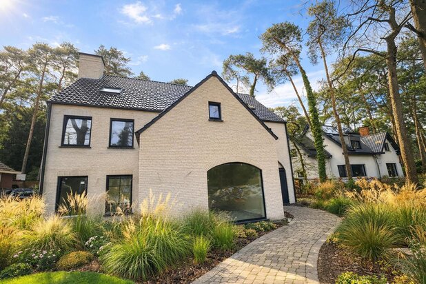 high-end villa – waar luxe en licht centraal staan.