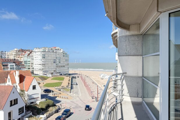 Lichtrijk appartement met terras en zeezicht in Duinbergen
