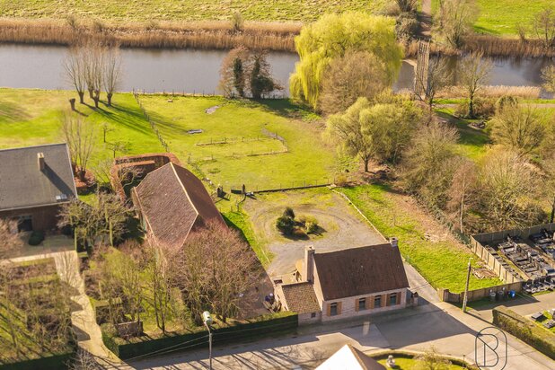 Uniek gelegen eigendom op 4642m2 met grote loods (300m2)