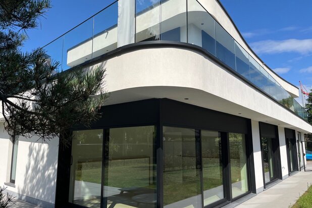 Moderne villa met zongerichte tuin