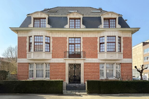 Magnifique Hôtel de maître de ± 600 m², jardin et garage.