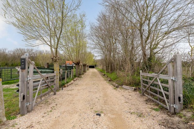 Exclusieve karaktervolle woning op een enorm perceel met 4 slaapkamers, super grote tuin met prachtig zicht op de polders