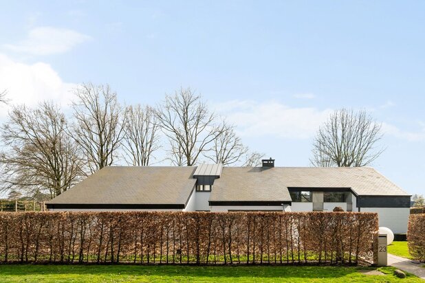 Exclusieve architecturale villa op toplocatie en prachtige tuin op een perceel van 3364m² in Zutendaal.