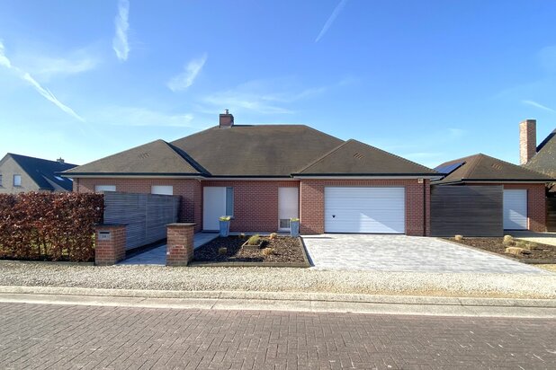 Zeer goed onderhouden ruime villa met tuin op topligging te Sint-Eloois-Vijve!