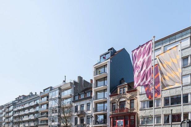 Stijlvol nieuwbouwappartement op topligging in Knokke met vrij zicht over het Van Bunnenplein en de zee.
