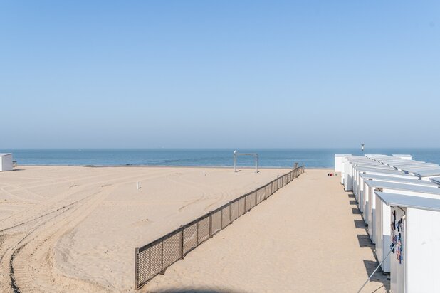 Instapklaar en stijlvol appartement met terras en zijdelings zeezicht op topligging nabij de Zeedijk in Knokke