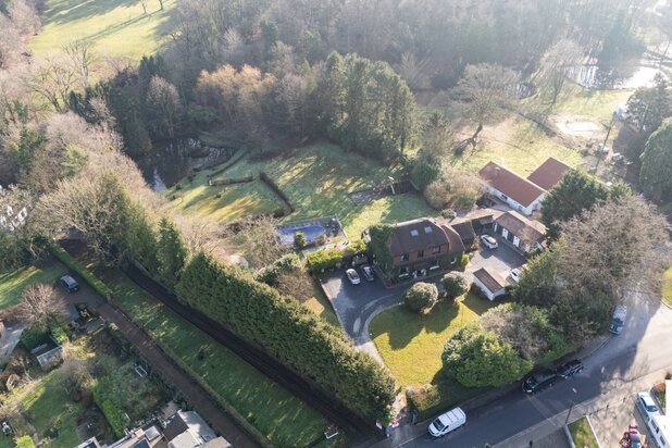 Villa avec jardin exceptionnel, piscine et étang à Beersel!