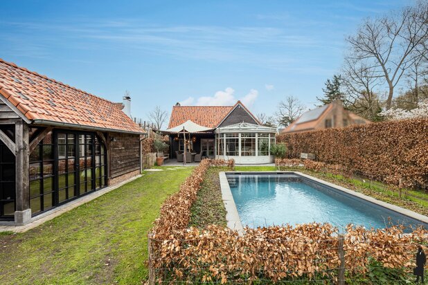 Instapklare woning met bijgebouw, zwembad en zuidtuin!