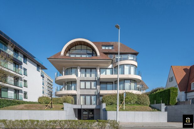 Uitstekend gelegen en stijlvol gerenoveerd appartement met goed zeezicht in villaresidentie [Kustlaan - Knokke Zoute].
