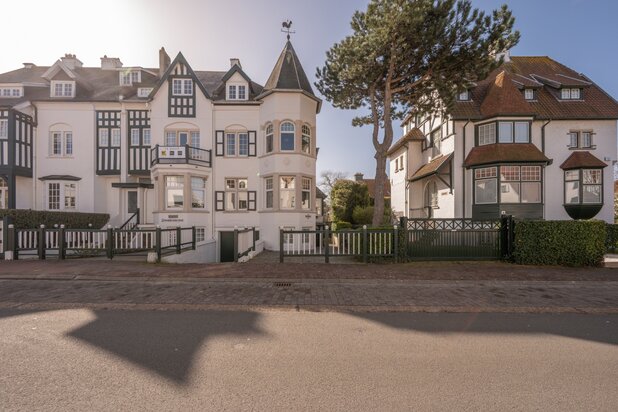 Karaktervolle en lichtrijke villa op topligging vlakbij het strand in Duinbergen