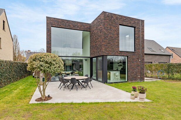 Hoogwaardig afgewerkte moderne villa te Brecht/Sint Lenaarts!