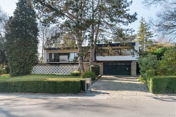 60's villa met binnenzwembad en weids zicht