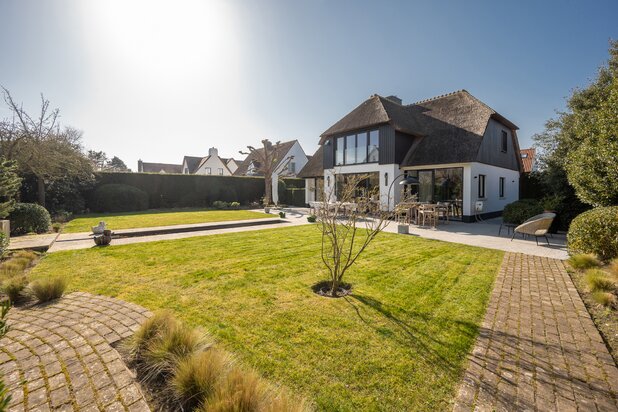 Villa entièrement rénovée avec étang naturel à Knokke-Zoute