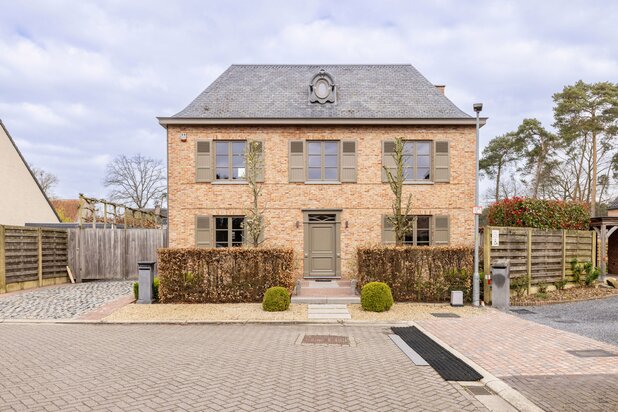Manoir villa met 4slk en 2bdk op 571m²